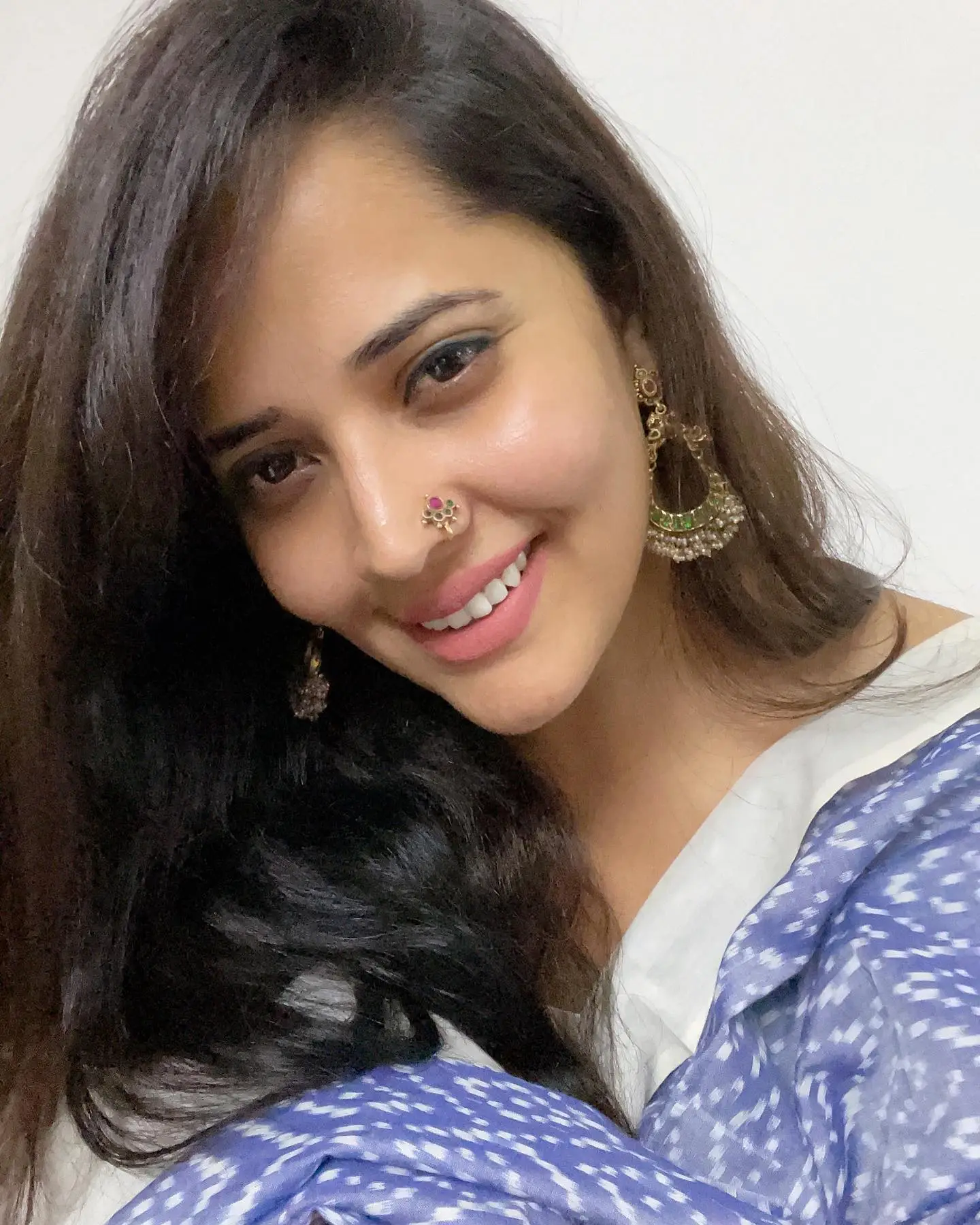 anasuya bharadwaj photos in blue saree white blouse